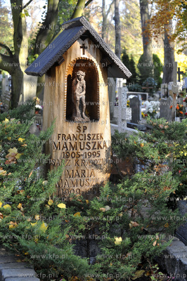 Cmentarz w Gdansku Oliwe. Prac porzadkowe na cmentarz...