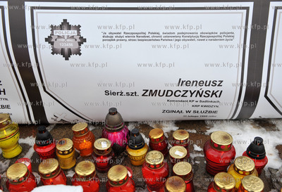 Pikieta sluzb mundurowych w Gdansku, przeciwko projektowi...