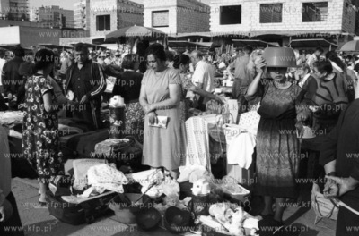 Rynek, bazar, targowisko na gdanskim Przymorzu. 1.06.1992...