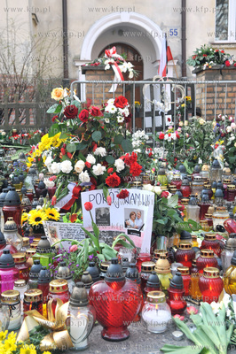 Sopot. Ul. Armii Krajowej 55. Ludzie skladaja kwiaty...