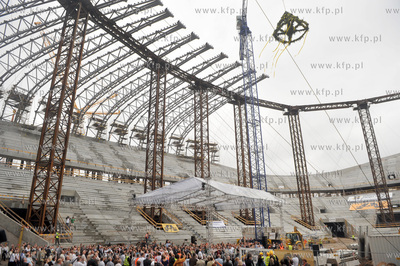Zawieszenie wiechy na budowanym stadionie PGN Arena...