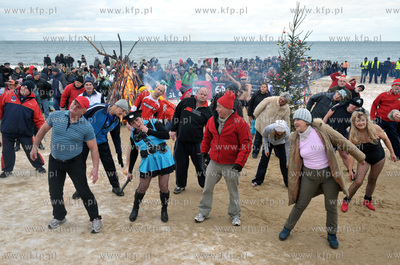 Noworoczna zimowa kapiel ponad 100 gdanskich morsow...