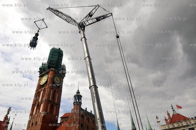 Po zdemontowaniu szczytowej czesci helmu wiezy Ratusza...