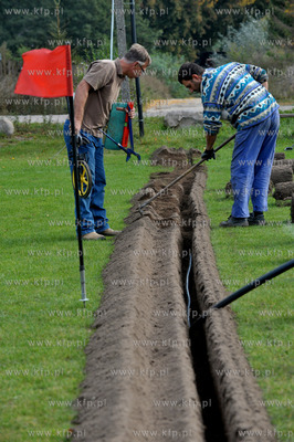 Prace przy instalacji systemu automatycznego nawadniania...