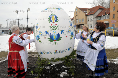 Wielkanocna dwumetrowa pisanka w Zukowie na Kaszubach....