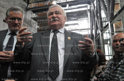 Lech Walesa na budowie ECS. Bylemu prezydentowi towarzyszyl...