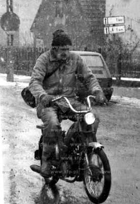 Motorower jadacy przez Chmielno na Kaszubach. 02.1991...