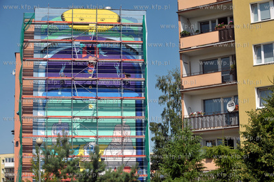 Na bocznej fasadzie bloku na ulicy Skarzynskiego 10a...