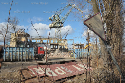 Tereny bylej Stoczni Gdanskiej. Wyburzanie budynku...