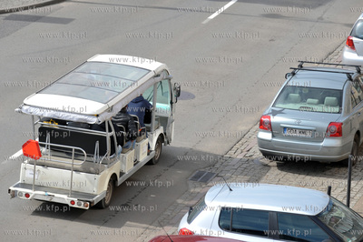 Pojazd elektryczny do przewozu turystow na ul. Podwale...