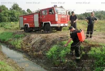 Strazacy neutralizuja paliwo ktore wycieklo z nielegalnego...