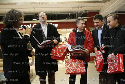 Gdansk. Centrum handlowe Manhattan. Premiera i promocja...