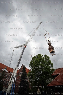 Politechnika Gdanska. Montaz odbudowanej po 67 latach...