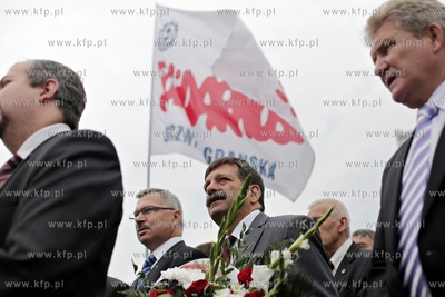 Gdansk. Zlozenie kwiatow pod pomnikiem Poleglych Stoczniowcow...