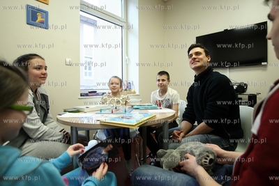 Aktor Mateusz Damięcki odwiedził dzieci w Klinice...