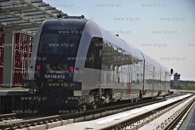 Przejazd i prezentacja składu PKM ze stacji Niedźwiednik...