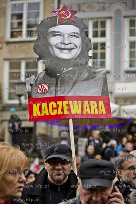 Gdańsk. Długi Targ. Demonstracja przeciwko rządom...