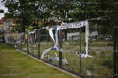 Zniszczone nielegalne bannery reklamowe przy alei Żołnierzy...