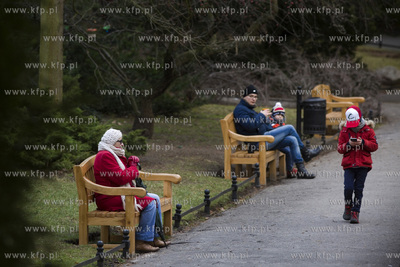 Park Oliwski. Ławki z dedykacjami.
28.12.2016
fot....