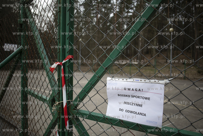Zamknięte boisko na gdańskim Niedźwiedniku w czasie...