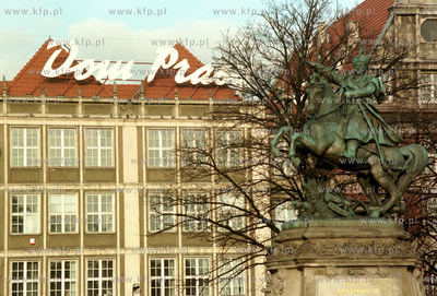 Historyczny Dom Prasy w Gdansku , obok pomnika Jana...
