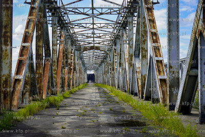 Zabytkowy i obecnie nieczynny most drogowy w Tczewie...