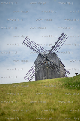 Wiatrak koźlak w Ręboszewie na górze Sobótka. 01.07.2023...