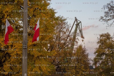 Gdańsk. Al. Zwycięstwa. Flagi z okazji 101. rocznicy...