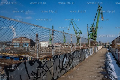 Gdańsk. Kładka przy przystanku SKM Gdańsk Stocznia....