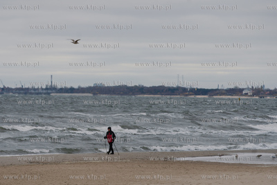 Chłodny, jesienny dzień na plaży w Sopocie. 16.11.2022...