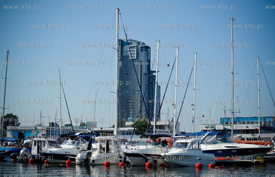 Gdynia. Port jachtowy na tle wiezowca Sea Tower.
09.07.2011
fot....