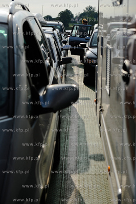 Przeprawa promowa w Swibnie. Prom laczy brzegi Przekopu...