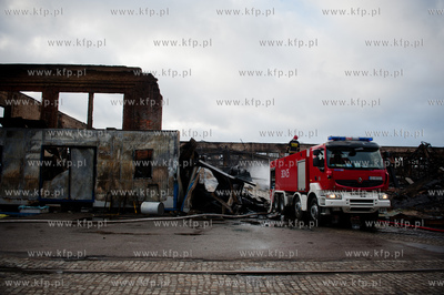 Gdansk. Dogaszanie doszczetnie spalonej hali produkcyjnej...