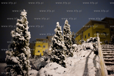 Gdansk. Zimowy krajobraz osiedla Ujescisko po obfitych...