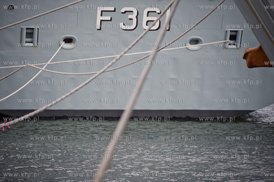 Port w Gdyni. Tlum ludzi oglada i zwiedza zacumowane...