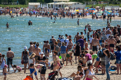 Upalny, bardzo sloneczny, sobotni dzien na plazy i...