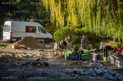 Gdansk. Jesienne, sloneczne przedpoludnie w Parku Orunskim.
Nz...