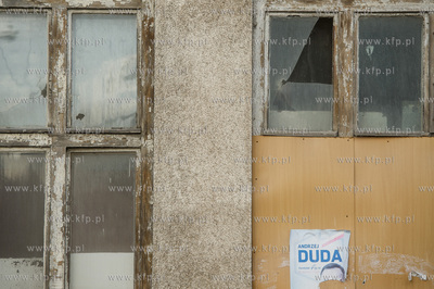 Gdansk. Rozbiorka budynku dawnej przychodni przy ulicy...