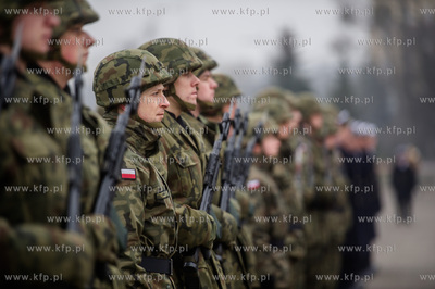 Gdynia. Nabrzeże Pomorskie. Uroczysta przysięga wojskowa...
