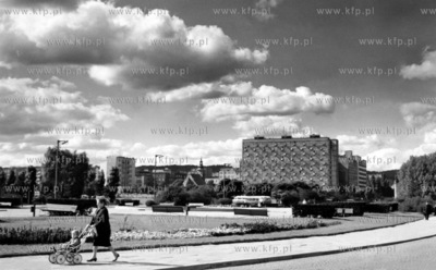 Wrzesniowy dzien na skwerze Kosciuszkiw Gdyni. 09.1966
odb_14_02_33
Fot....