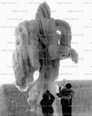 Lodowe rzezby stworzone przez nature w basenie jachtowym...