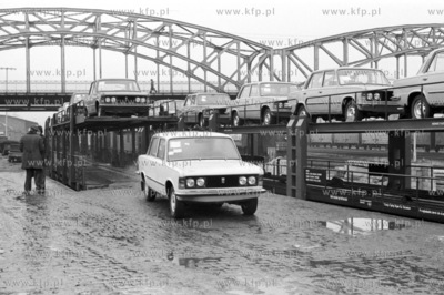 Rozladunek samochodow marki Polski Fiat 125p na bocznicy...