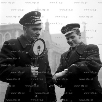 Zawiadowcy stacji na peronie dworca Gdansk Glowny PKP....