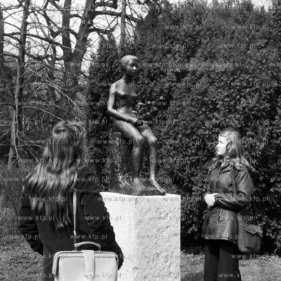 Dzieki staraniom srodowisk tworczych na terenie parku...