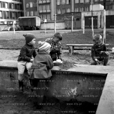 Zabawa dzieci w piaskownicy. (lata60).
1965
0002288z
Fot....