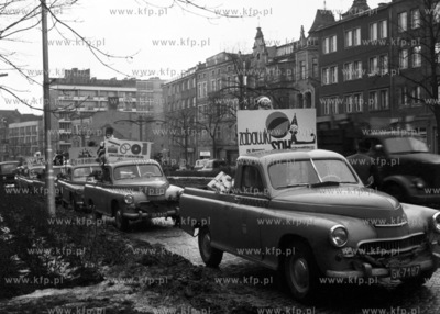 Taksówki bagażowe z reklamami. (lata60)19680002159zFot....