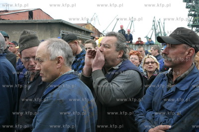 Wiec ok. 300 pracownikow Stoczni Gdanskiej . Stoczniowcy...