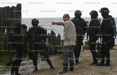 Ekipa filmowa serialu Kryminalni realizuje na plazy...