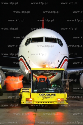 Gdansk , Rebiechowo Nz.Boeing 737 wypychany przez specjalny...