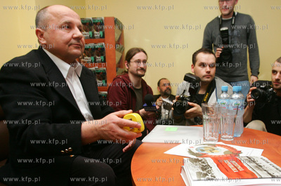 Szczecin. Spotkanie z Wiktorem Suworowem w Empiku.
10.03.2009
fot....